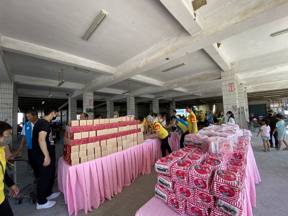 路竹區公所攜手慈善團體發放中秋物資 溫情關懷557戶弱勢家庭