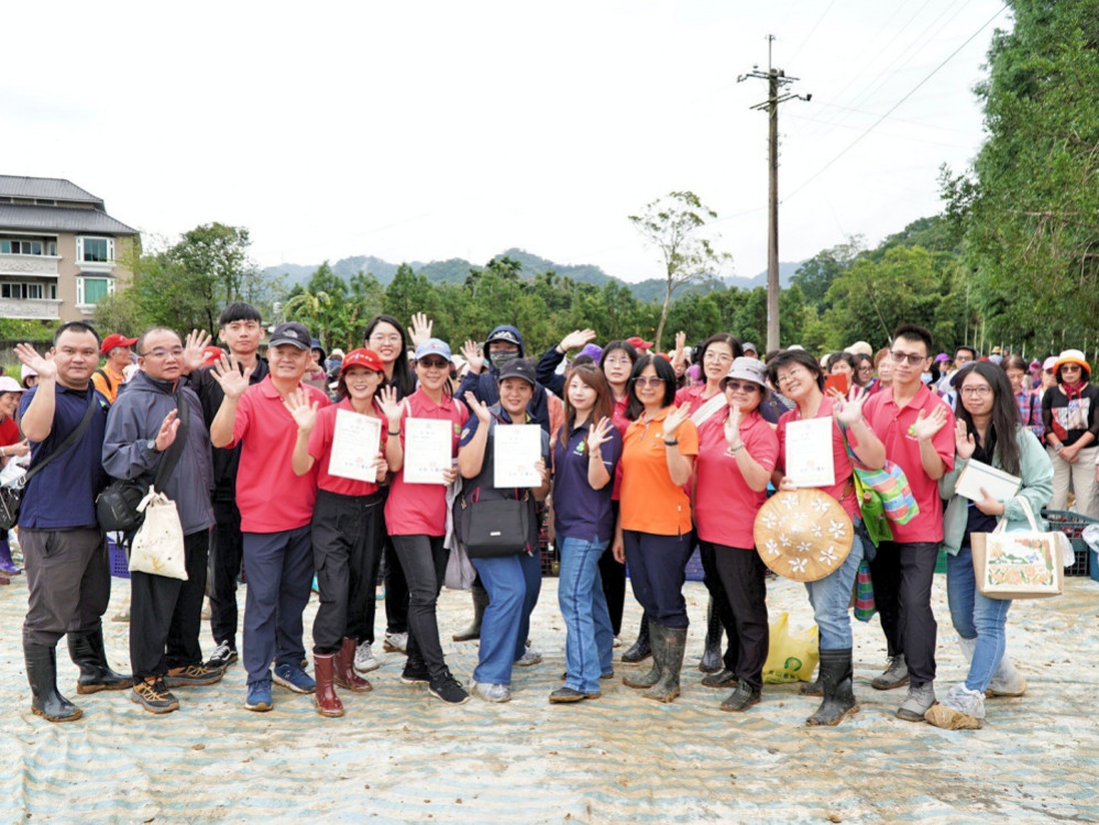 農情共耕、洛神綻放　竹縣農會攜縣轄農會300人助拙茁家園採收洛神花