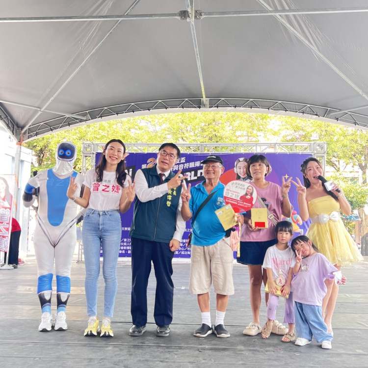 台南市議員曾之婕化身神力女超人 良友盃繪畫賽帶兒童探索 AI 未來