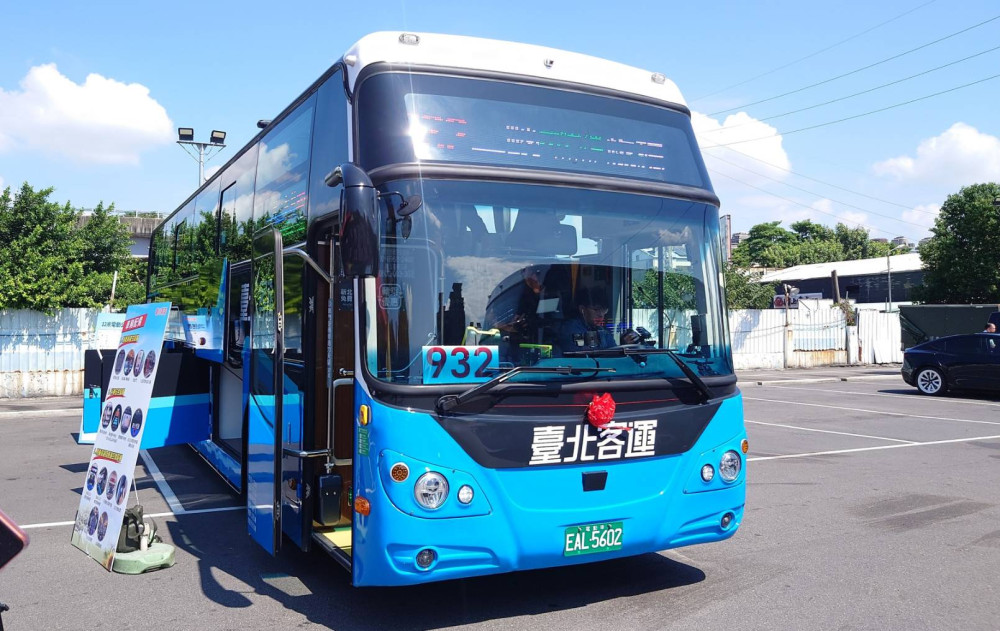 新北市推動公車電動化新里程碑　932快速電動公車正式上線營運