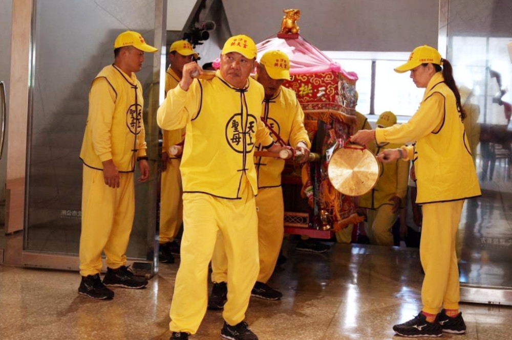 被媽祖祝福的城市　白沙屯媽祖起駕神迴轉上公所二樓看鄭朝方辦公