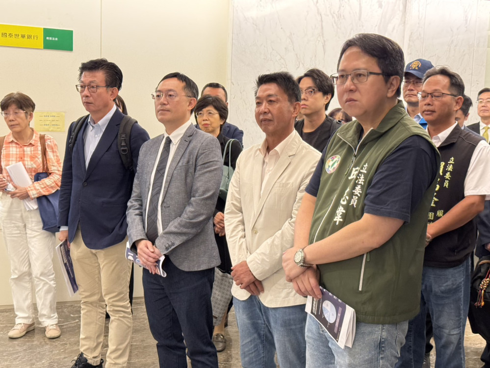 許智傑力推!高雄亞洲資產管理中心躍升國際金融新舞台         許智傑力推!高雄亞洲資產管理中心躍升國際金融新舞台