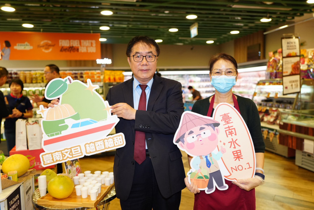 台南文旦登陸新加坡 颱風後餘果依舊搶手 台南市長黃偉哲親赴推廣