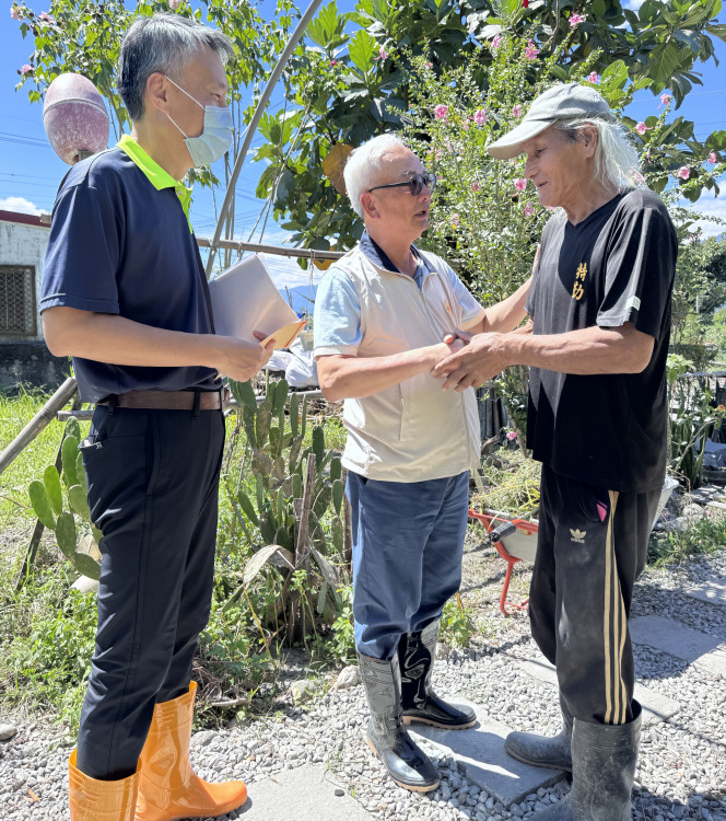 輔導會陳進廣慰問馬太鞍溪堰塞湖受災榮民眷