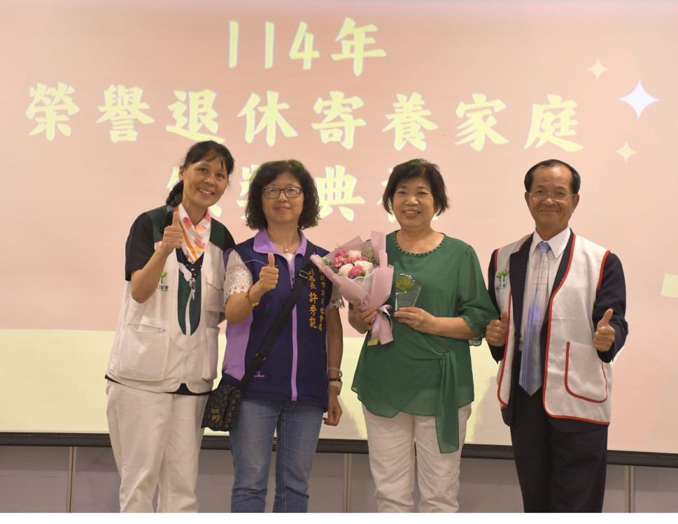從寄養媽媽到「阿嬤愛你哦!」 蔡碧桃照顧29名孩子 兩腿當椅座 從寄養媽媽到「阿嬤愛你哦!」 蔡碧桃照顧29名孩子 兩腿當椅座
