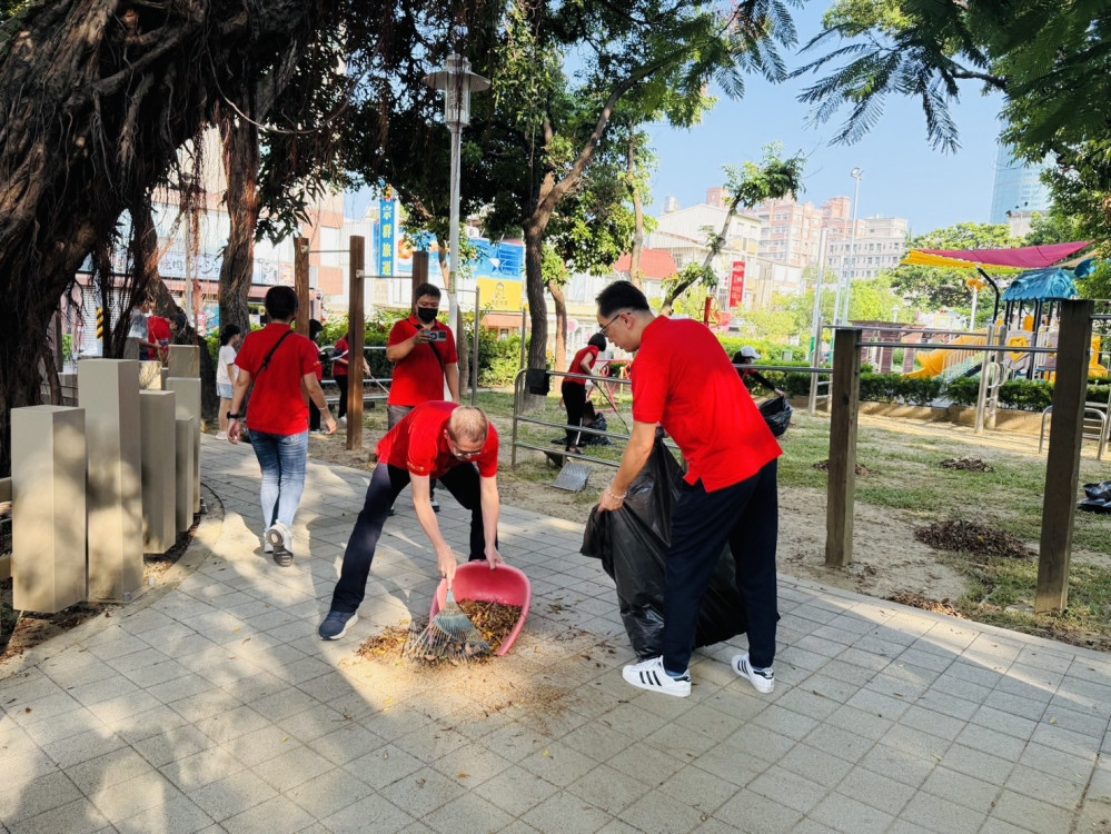台南大遠百周年慶前動員 攜志工掃公園還贈礦泉水
