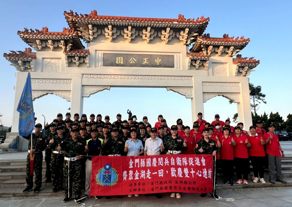 金門國慶閱兵自衛隊夜行軍大步向前邁進迎雙十