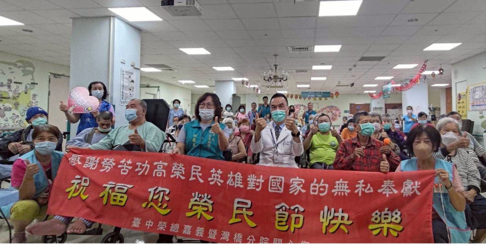 灣橋護家同慶秋節榮民節 嘉榮攜手榮服處獻榮民眷長輩圓滿福袋