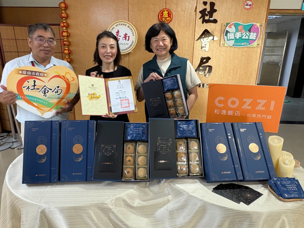 台南企業中秋送暖 220 盒月餅禮盒贈弱勢家庭