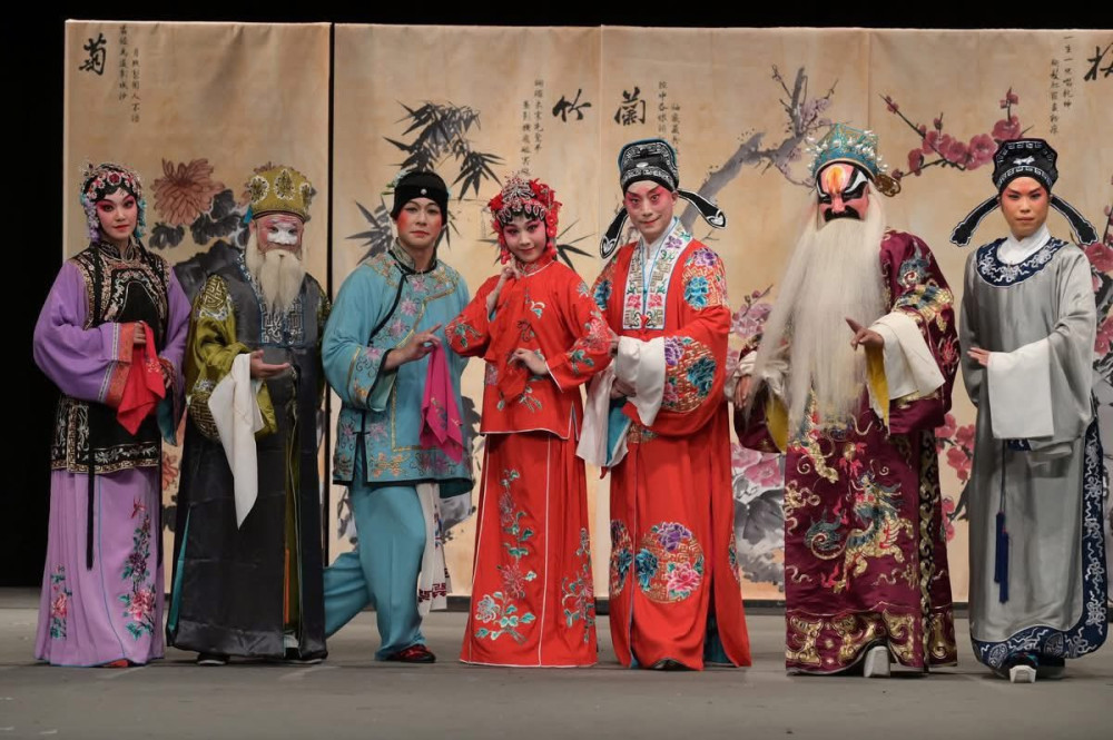「小手牽大手一起去看戲」獨居長輩走進劇場看《緣戲婆媳》共賞戲曲傳遞溫情