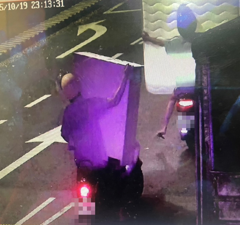 機車違規載運大型物品  　岡山警依法開罰