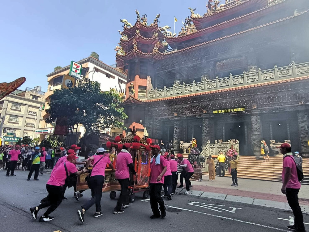 白沙屯媽祖粉紅超跑駕臨竹市東區　科技城人龍鑽轎底綿延5公里不斷