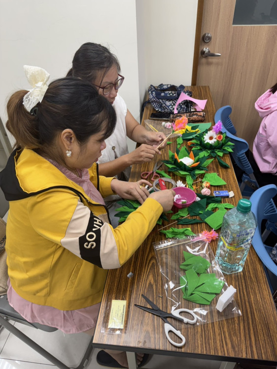 點亮水燈，凝聚祝福，臺南移民署邀新住民體驗水燈文化