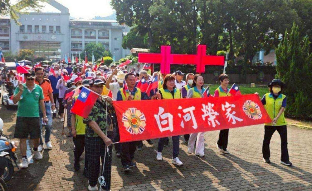 白河榮家國慶遊行迎雙十 家區國旗飄揚