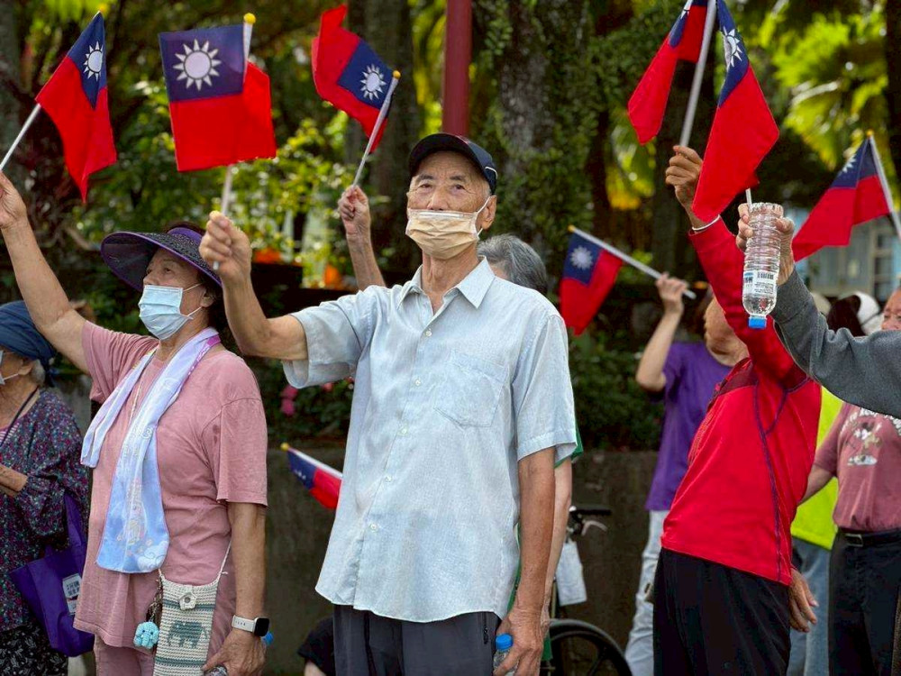 白河榮家國慶遊行迎雙十 家區國旗飄揚