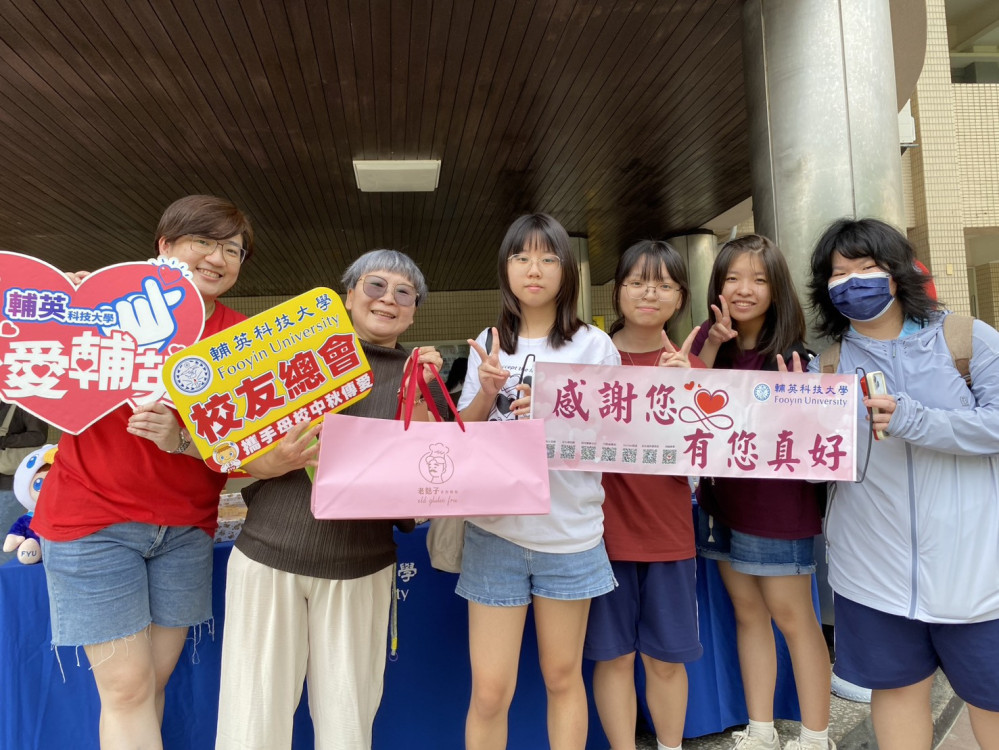 輔英科大「家」的力量  校友總會中秋送暖僑外生
