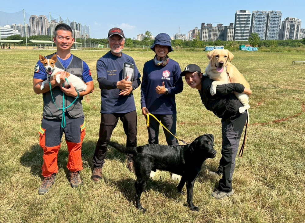 南市消2搜救犬Xavi與Stitch通過IRO國級搜救犬檢測表現優異
