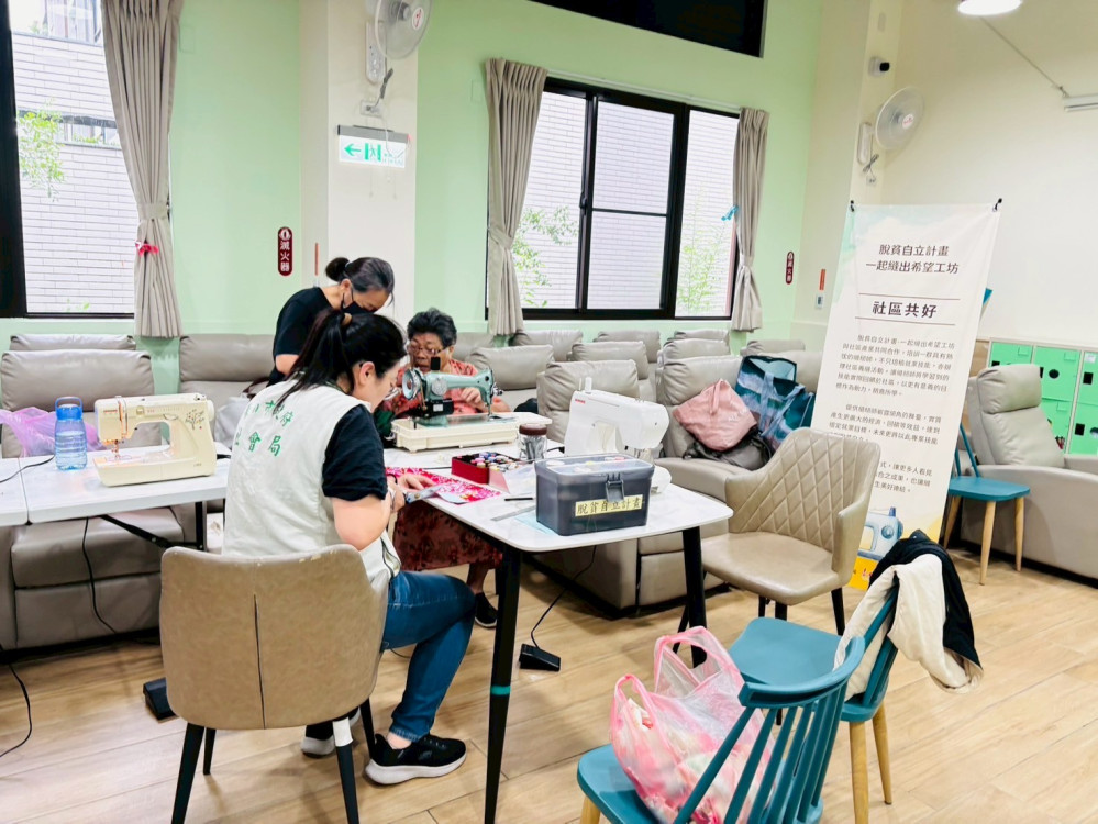 從受助到助人！臺南「一起縫出希望工坊」助弱勢學縫紉脫貧，公益服務暖人心