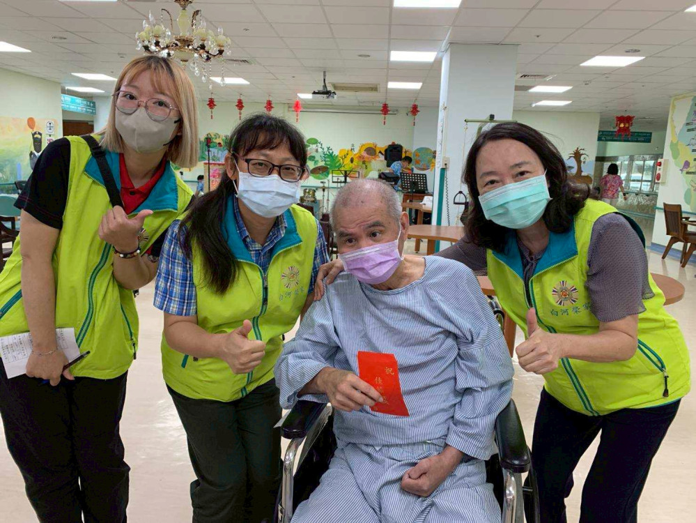白河榮家秋節訪視慰問住院長輩