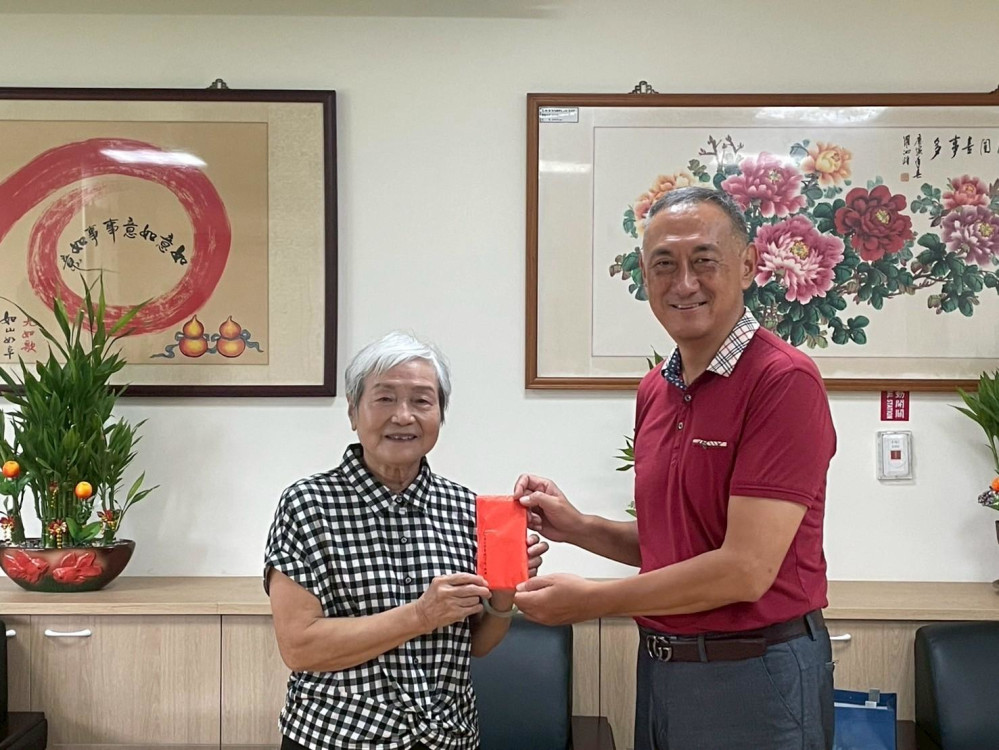 臺南榮家感謝大台南天然氣洪過董座親送秋節慰問金