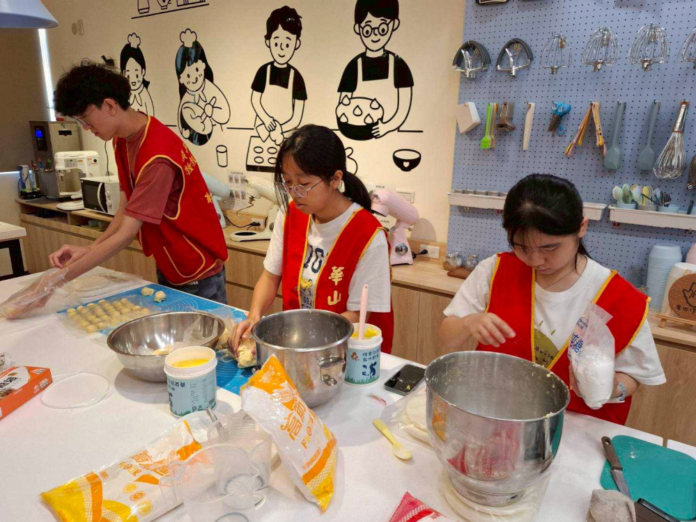 金大結合華山基金會手作糕餅傳遞秋節愛心