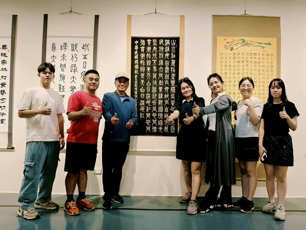 南瀛書藝國旗歌迎光輝十月 白髮吟墨香重陽敬老
