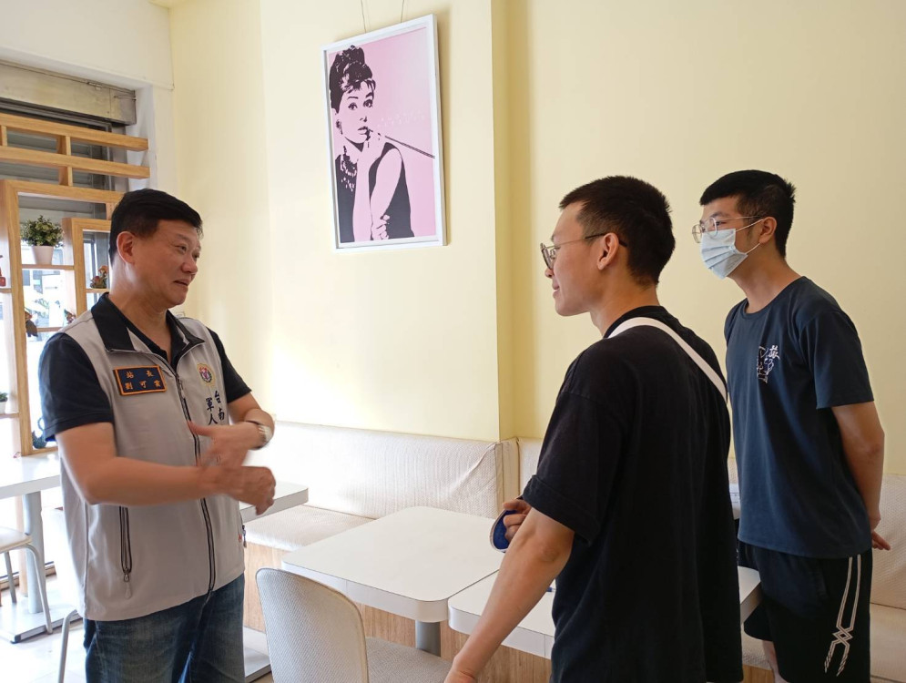 南市軍人站慰問受傷國軍士兵