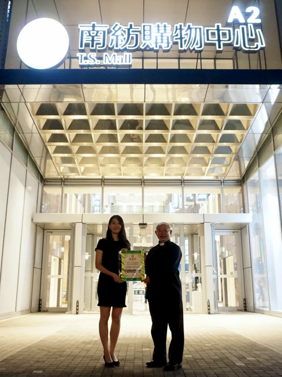 聖誕前送暖！南紡總裁慨捐瑞復387萬無障礙中巴 守護慢飛天使