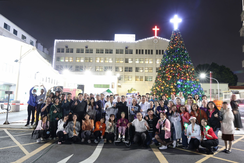 新樓醫聖誕點燈兩院視訊同步點燈  感恩傳承 啟動未來 