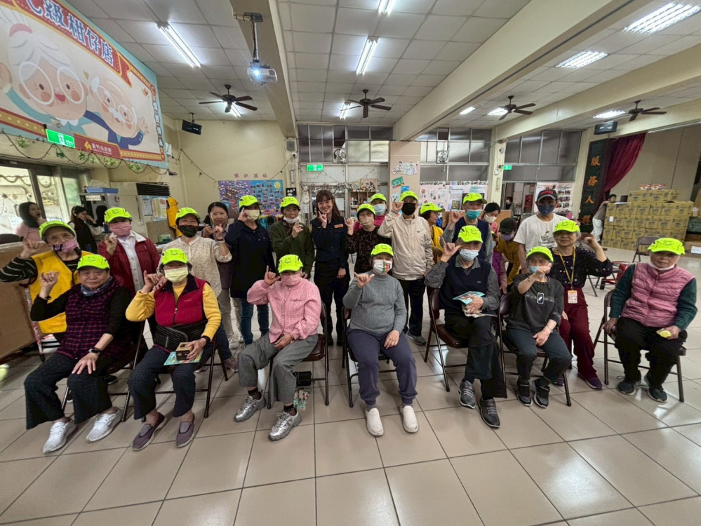 強化高齡行人夜間安全　竹市警深入社區宣導並發放反光三折帽