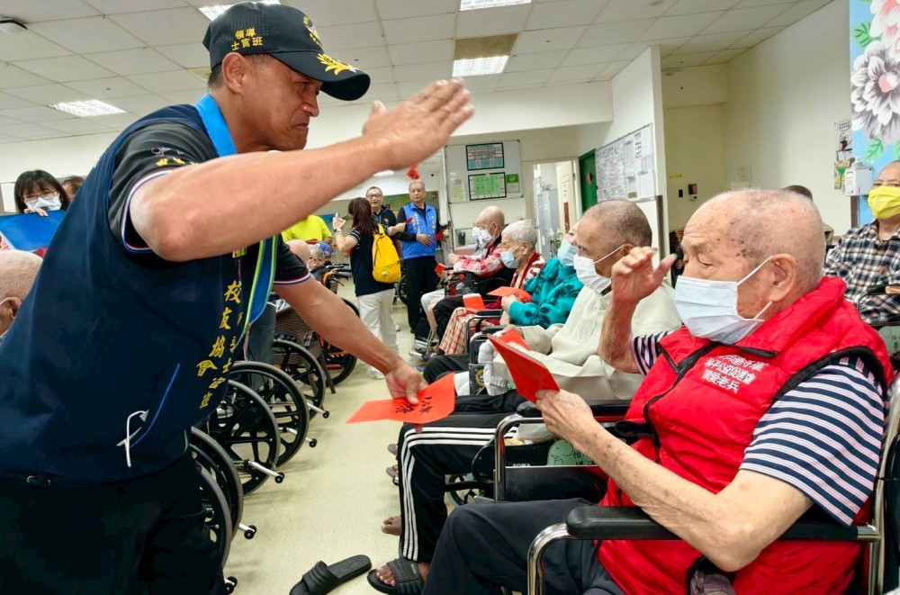 花蓮榮家感謝仁美文教基金會結合陸軍校友會 關懷住民長輩