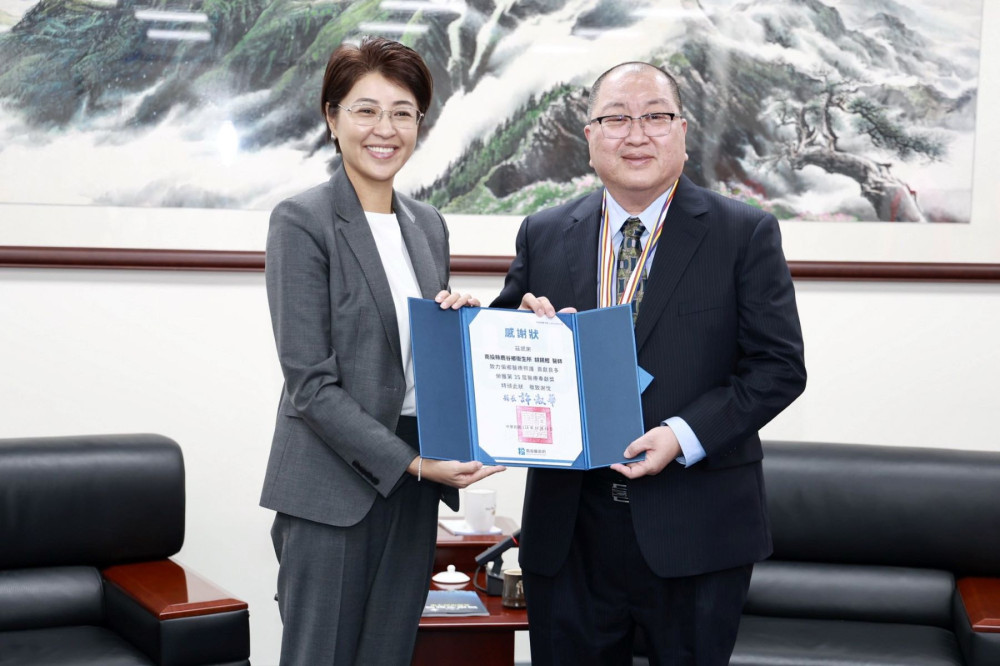 南投3醫師榮獲醫療奉獻獎 許淑華致贈感謝狀