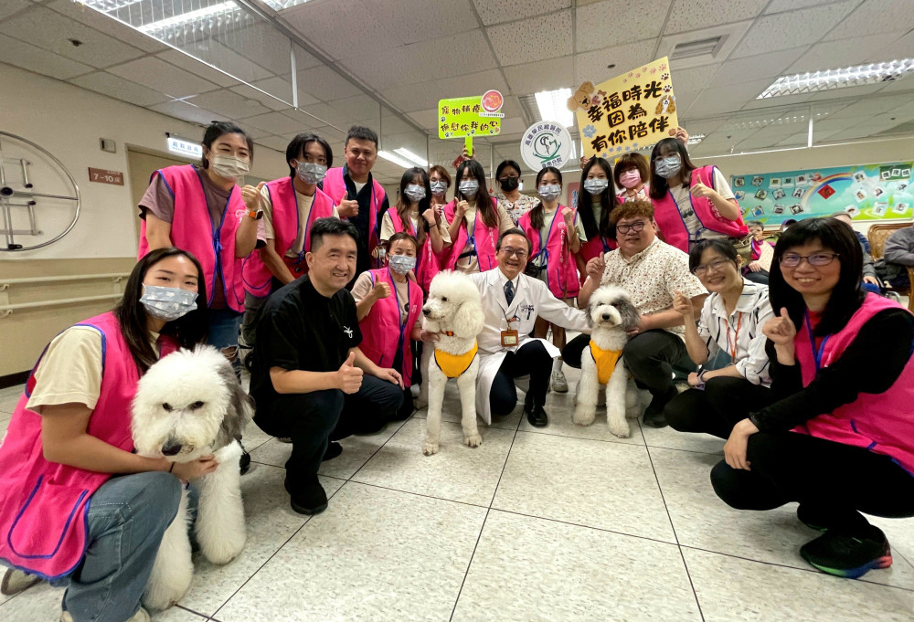 高榮南院驚現貴賓萌犬 長者與大仁科大共譜療癒時光
