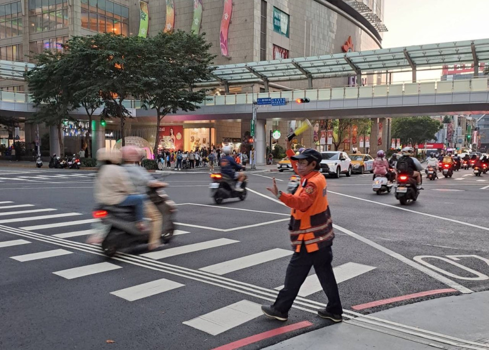 歡樂耶誕城人潮不斷　新北交通局籲搭民眾搭乘大眾運輸
