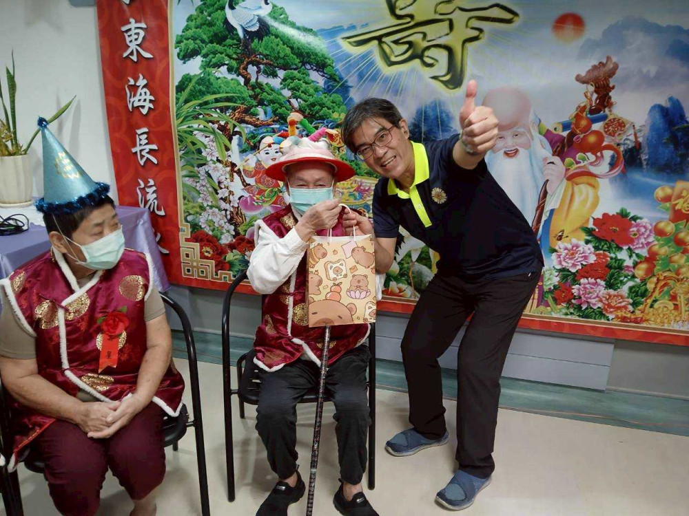 佳里榮家11月慶生 住民歡欣開唱熱鬧溫馨