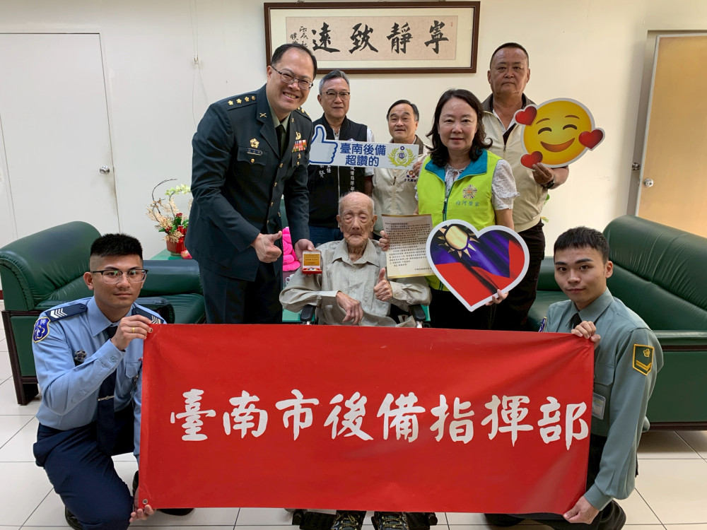 白河榮家百歲老英雄林金益獲頒抗戰紀念徽章