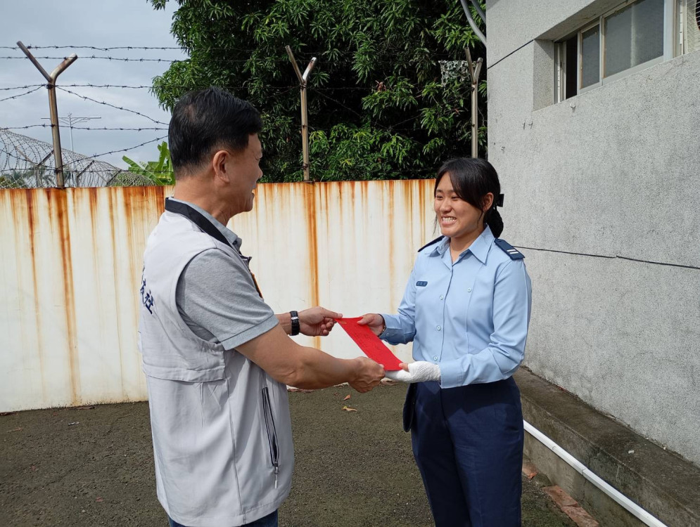 軍友急難協會慰問因公受傷軍官  溫馨感人