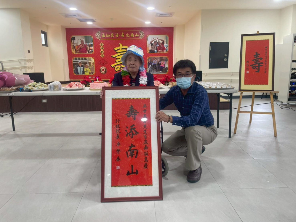 百歲榮民吳世友紀壽 臺南榮家邀欣藝舞蹈天團獻藝慶生