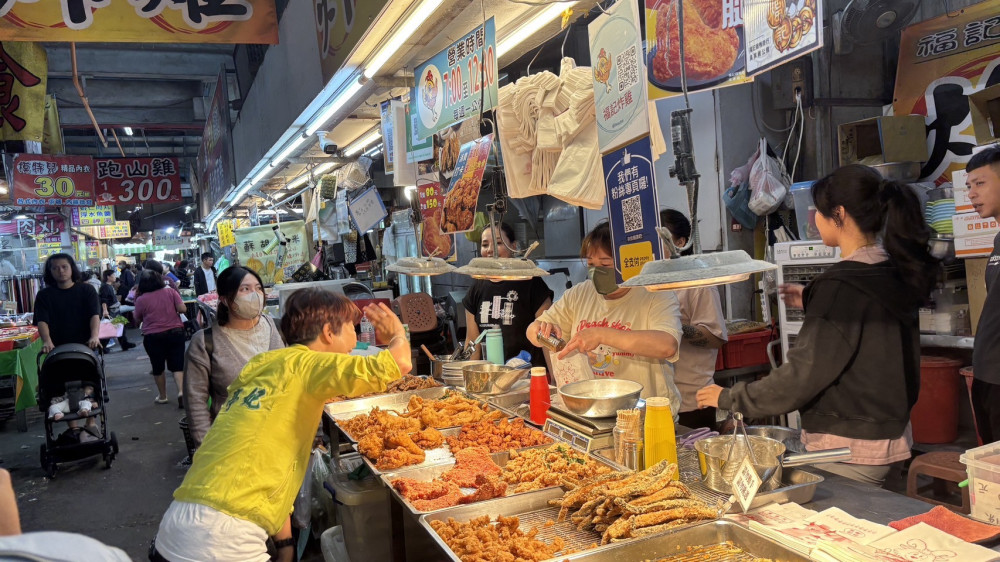 立委陳亭妃走入市場 呼籲姐姐妹妹站出來力挺台南第一位女市長