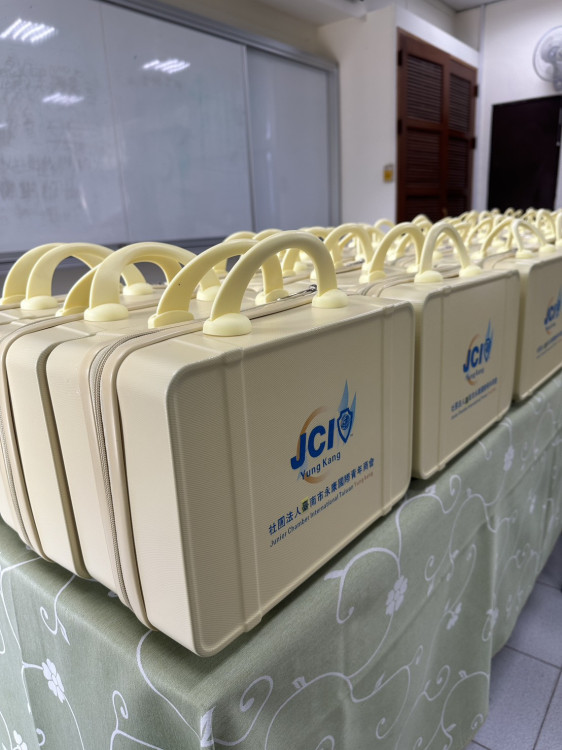 永康青商築夢筆動希望 攜手議員團隊　國際交流捐贈文具禮盒