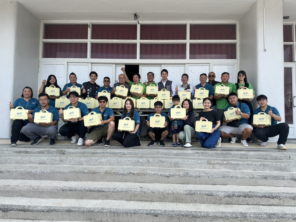 永康青商築夢筆動希望 攜手議員團隊　國際交流捐贈文具禮盒