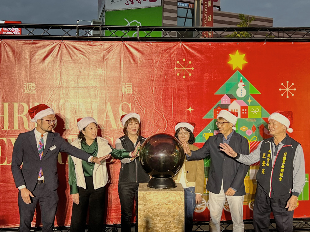 新光三越台南小北門耶誕地標點燈 公益認領 ＋ 免費小火車同歡