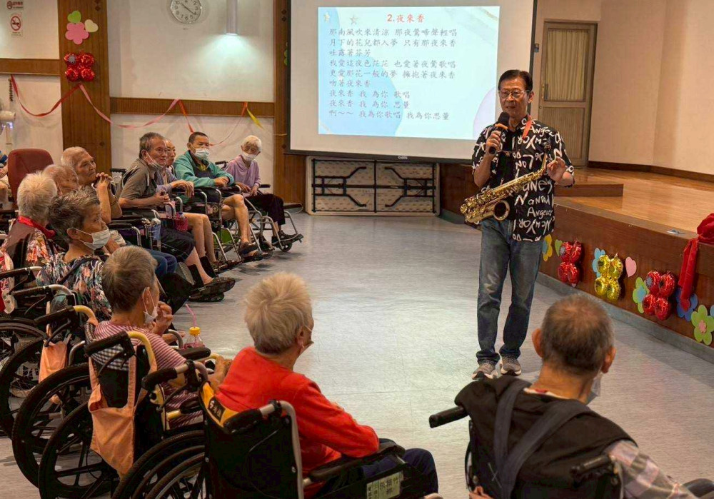 張志範慈心演奏薩克斯風樂曲 暖心關懷榮家住民長輩