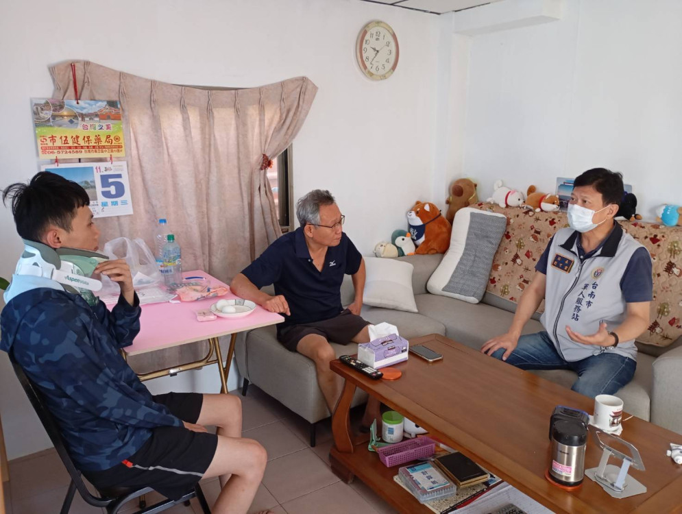 南市軍人服務站慰問因公受傷國軍士官