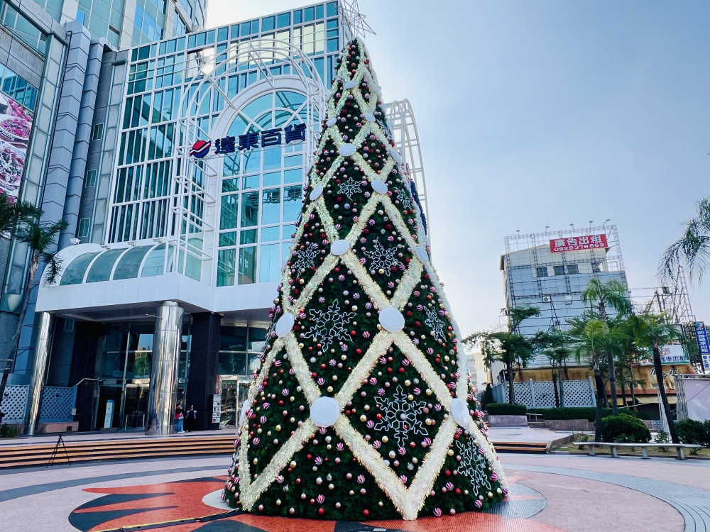 全台南最高 15 米聖誕樹！台南大遠百 12/1 點燈 公益、表演、智慧體驗一次享
