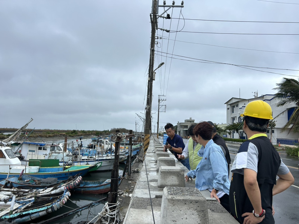 市民永遠是最重要的 鳳凰颱風來襲 陳亭妃固守台南，由辦公室主任代為完成市長初選登記
