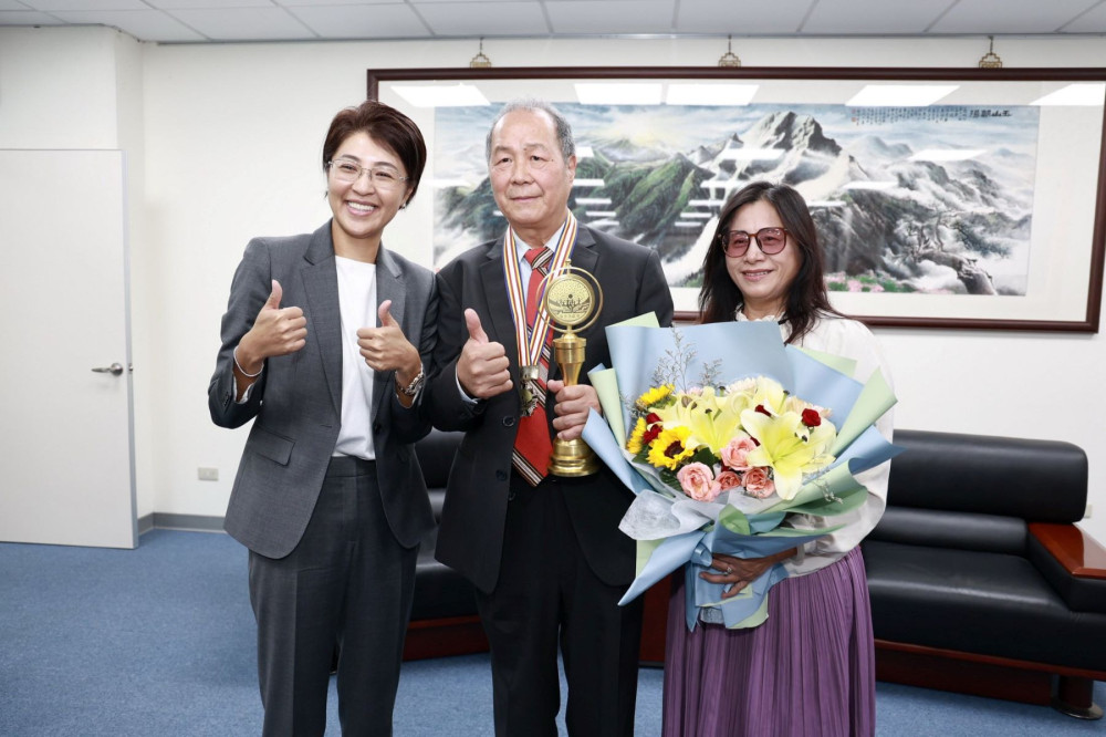 南投3醫師榮獲醫療奉獻獎 許淑華致贈感謝狀