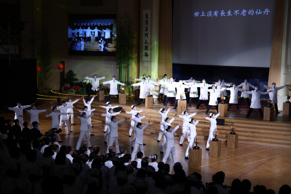 台中慈濟醫院歲末祝福 醫療遇見佛法翻轉人生