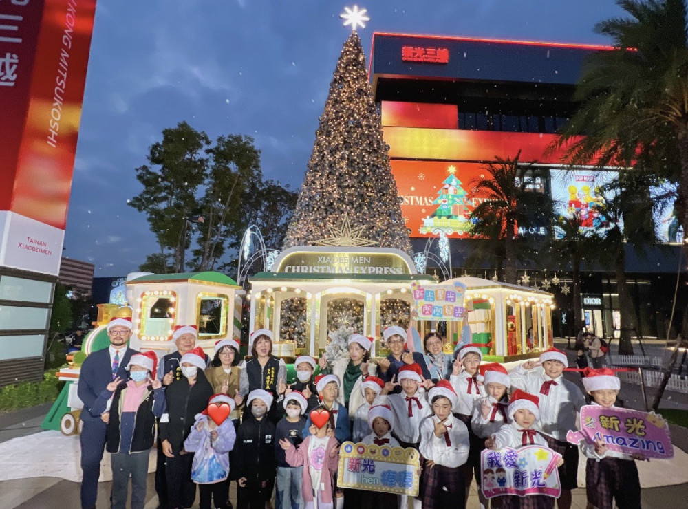 新光三越台南小北門耶誕地標點燈 公益認領 ＋ 免費小火車同歡