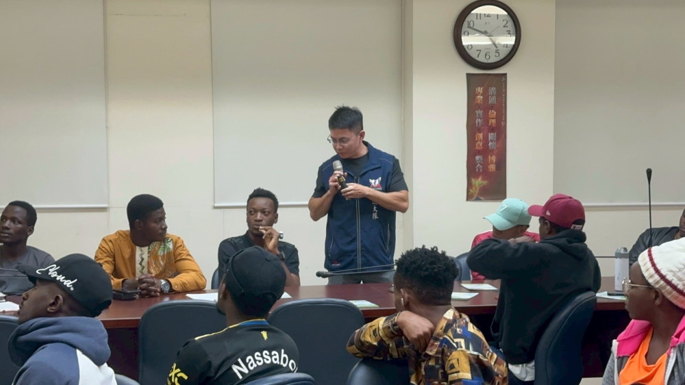 南警交大至長榮大學外籍生宣導 青春騎士愛注意